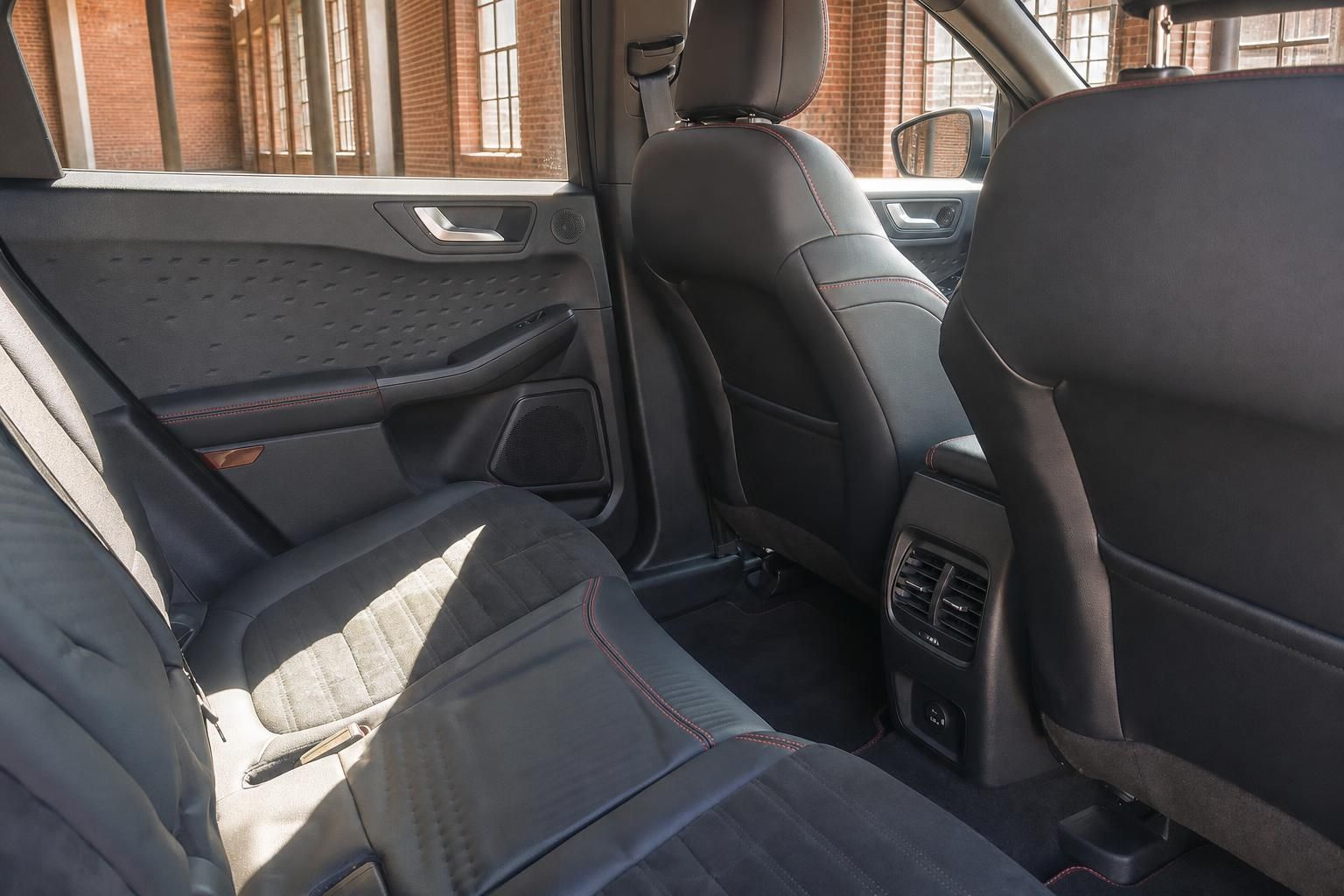 Ford Kuga Rücksitzbank mit schwarzem Alcantara-Polster, roten Ziernähten und Fondbelüftung