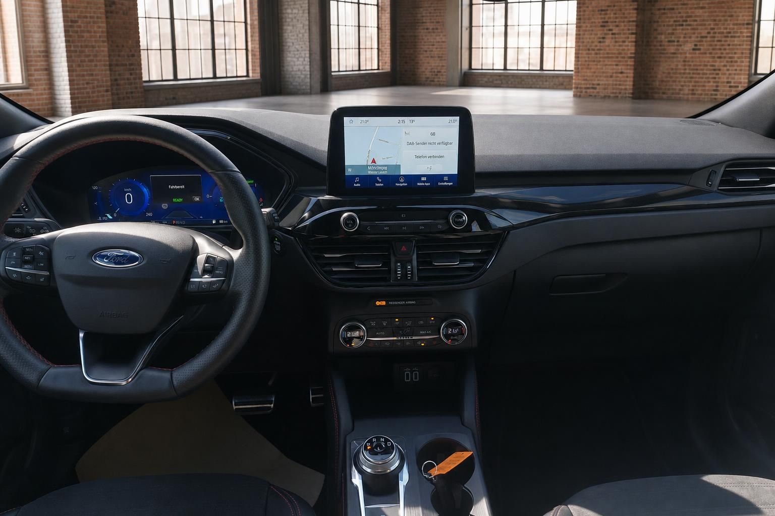 Ford Kuga Cockpit mit SYNC 4 Touchscreen, digitalem Tacho und Klimaanlage Übersicht frontal