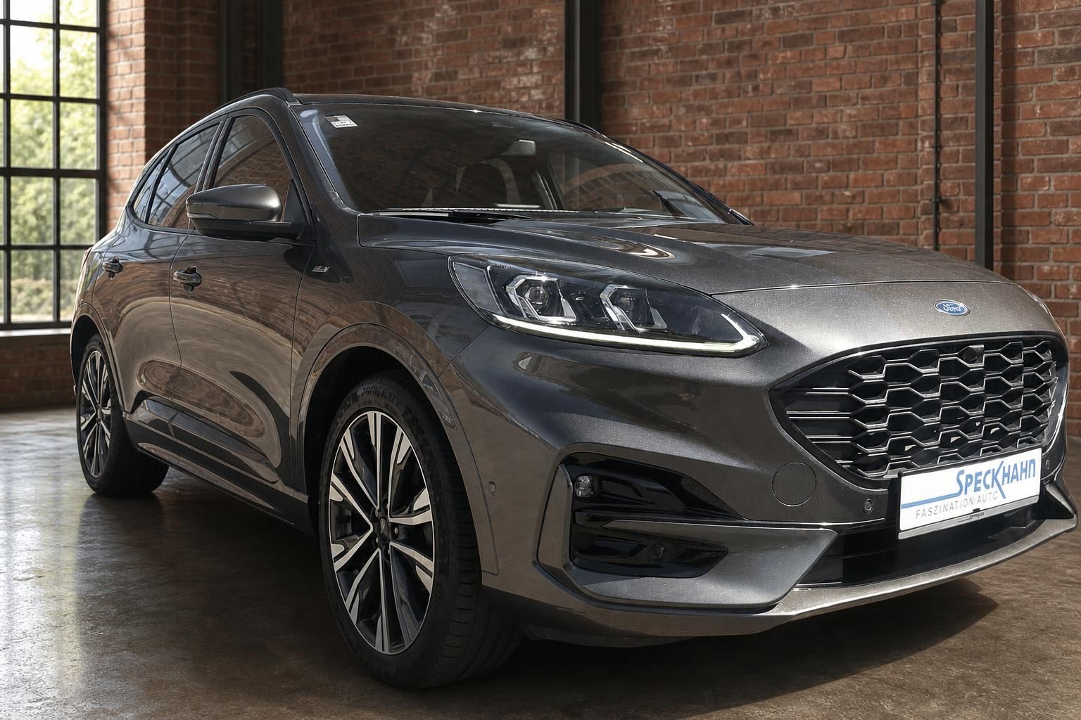 Ford Kuga ST-Line grau metallic Frontansicht schräg links beim Autohaus Speckhahn
