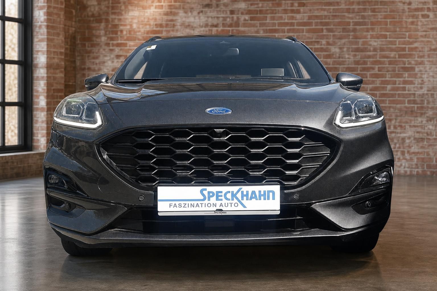 Ford Kuga grau Frontansicht mit Wabengrill und LED-Scheinwerfern im Showroom