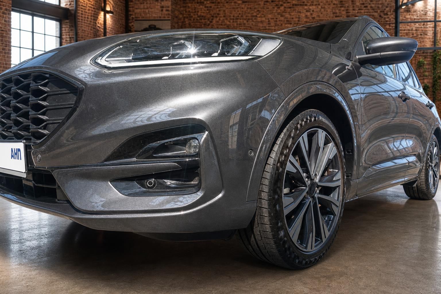 Ford Kuga grau Frontpartie Detailaufnahme mit LED-Scheinwerfer und Alufelge