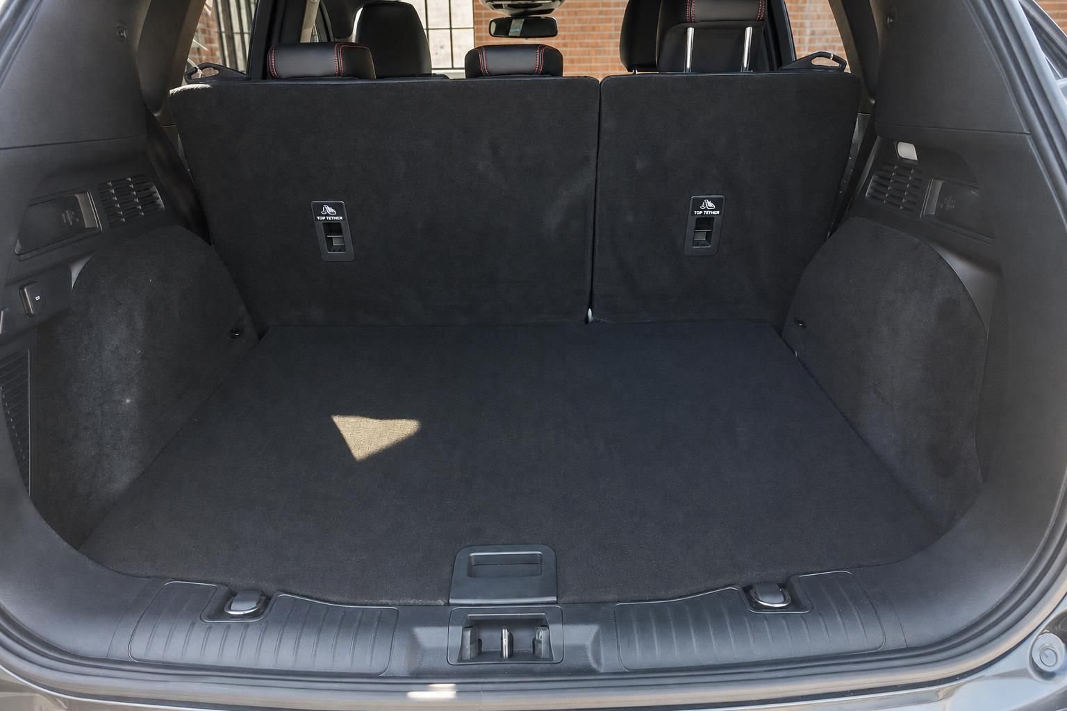 Ford Kuga Kofferraum geöffnet mit schwarzem Teppich und umklappbarer Rücksitzlehne