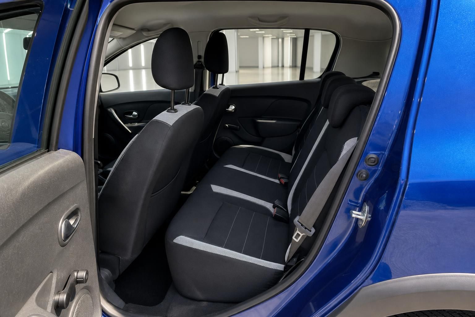 Dacia Sandero blau Ruecksitzbank durch geoeffnete Tuer