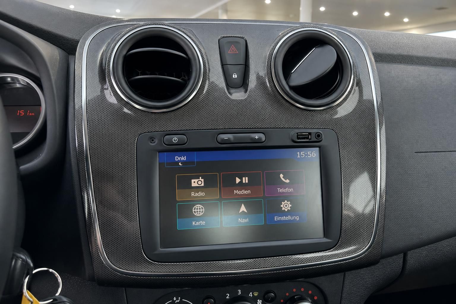 Dacia Mittelkonsole mit Touchscreen Navigation und Lueftungsduesen