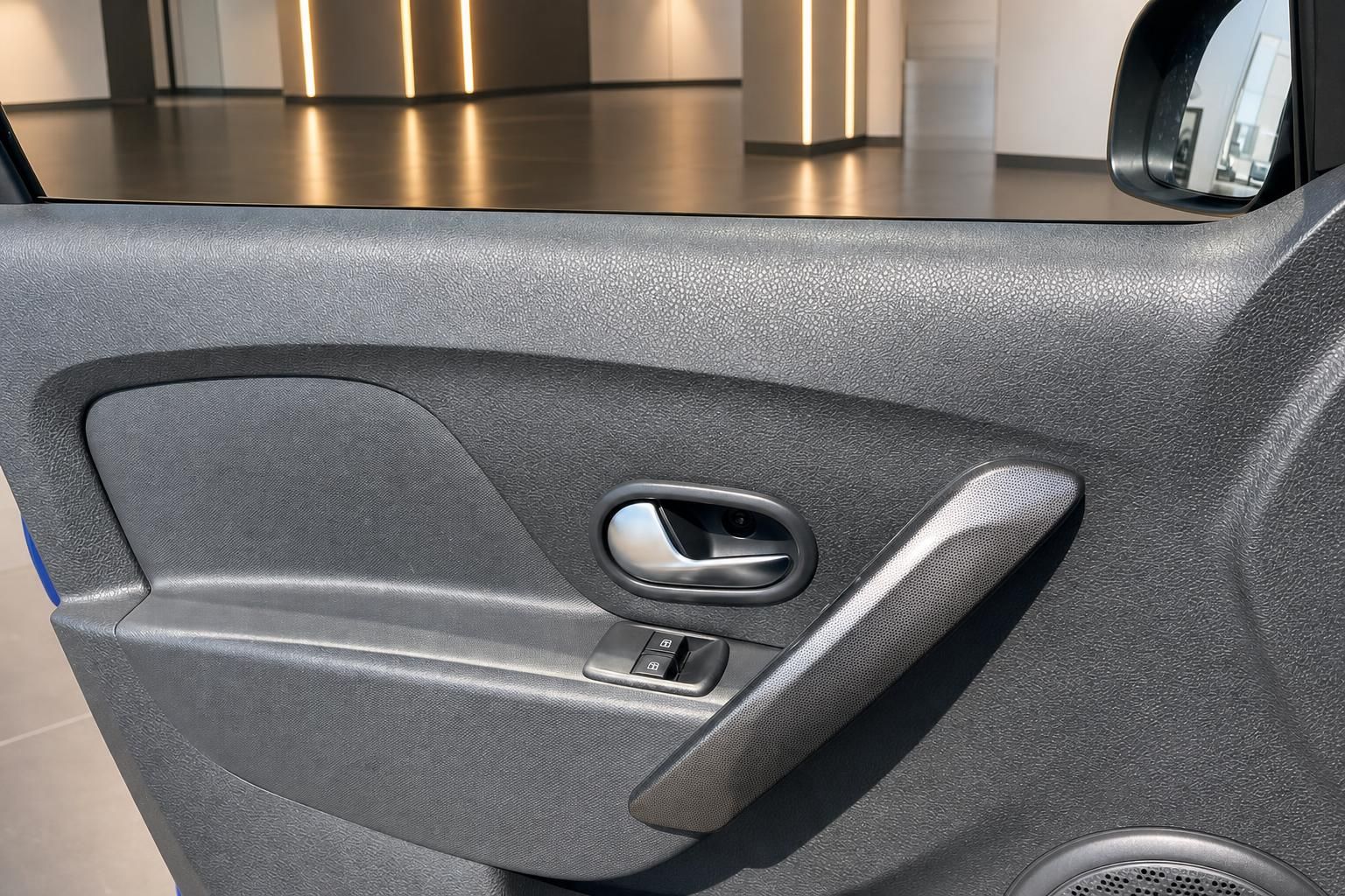 Dacia Tuerverkleidung mit Griff und Fensterheber im Detail