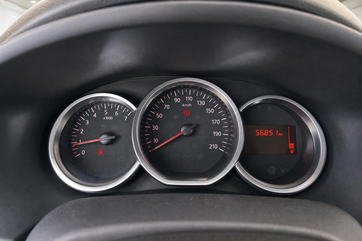 Tacho und Bordcomputer mit Kilometerstand im Fahrzeug-Cockpit