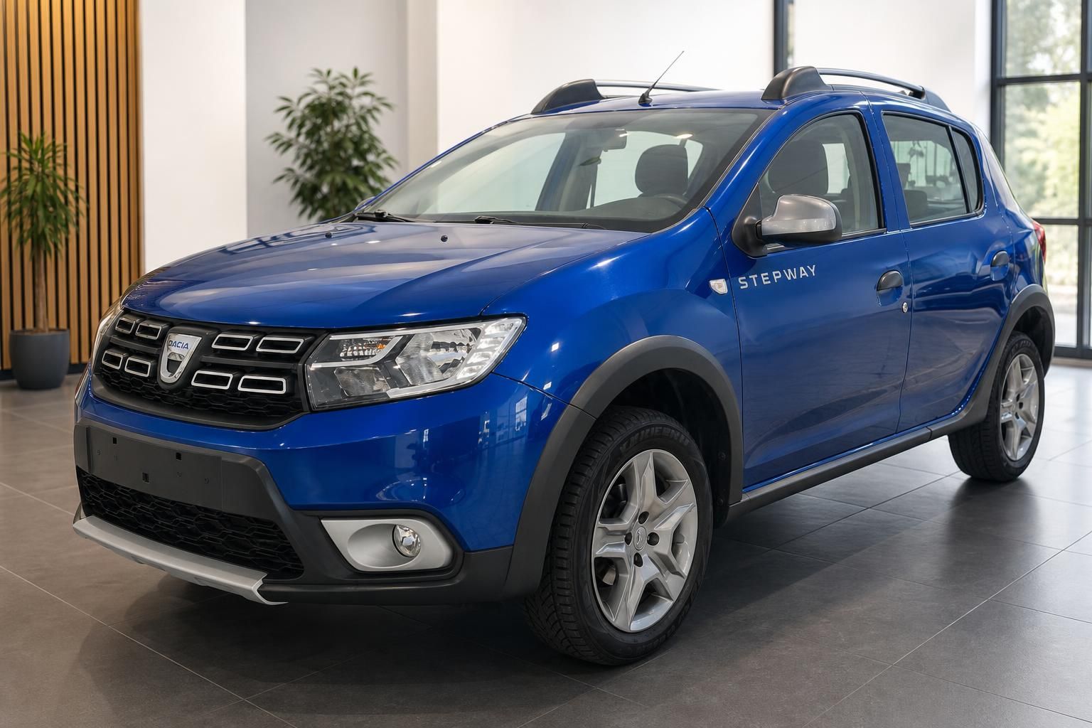 Dacia Sandero Stepway blau Seitenansicht im Showroom