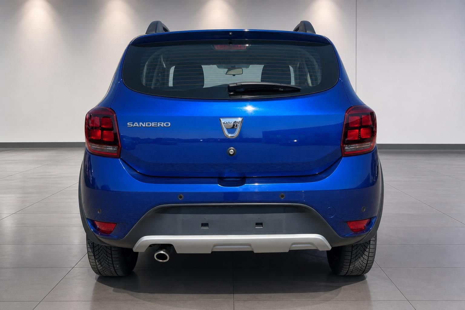 Dacia Sandero blau Heckansicht mit Rückleuchten im Autohaus