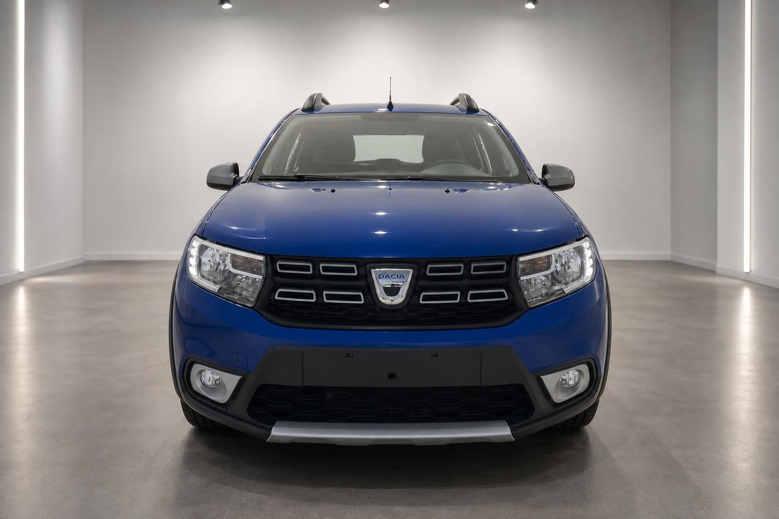 Dacia Sandero Stepway blau Frontansicht im Autohaus