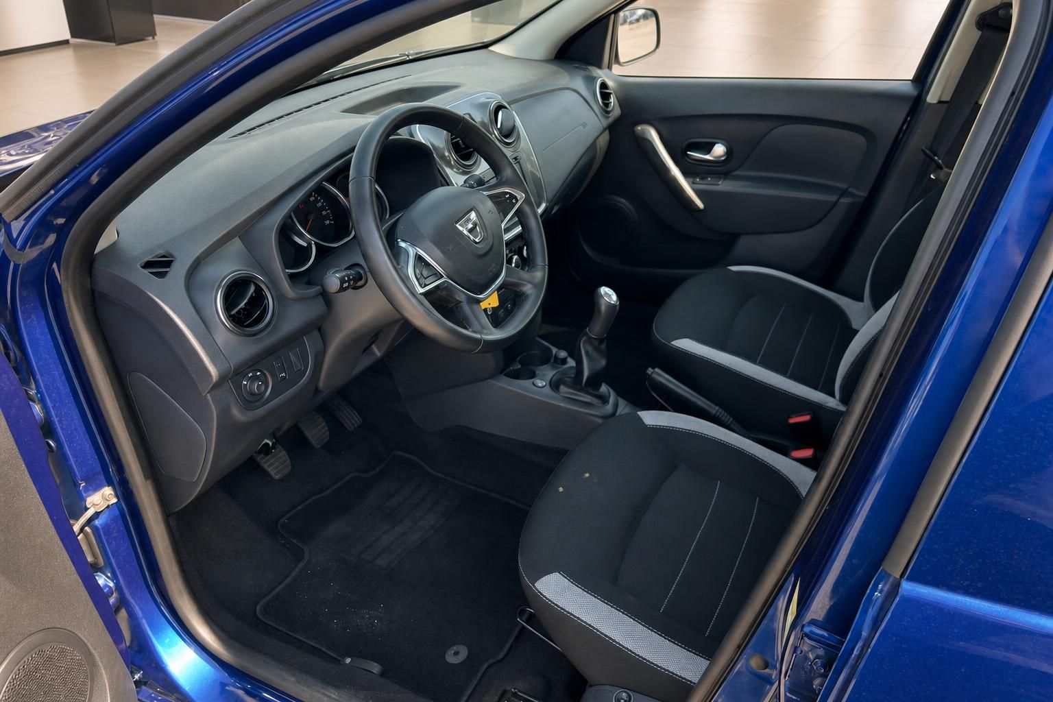 Dacia Sandero Innenraum mit Cockpit und Sitzen, Fahrertür geöffnet