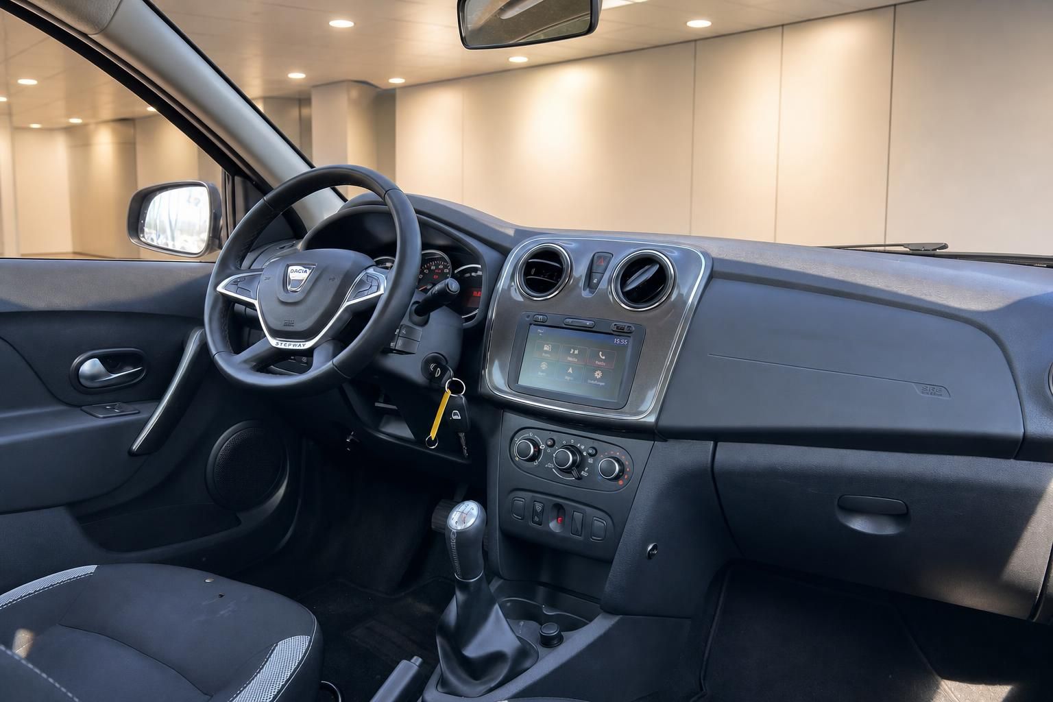 Dacia Sandero Stepway Cockpit mit Lenkrad und Infotainment