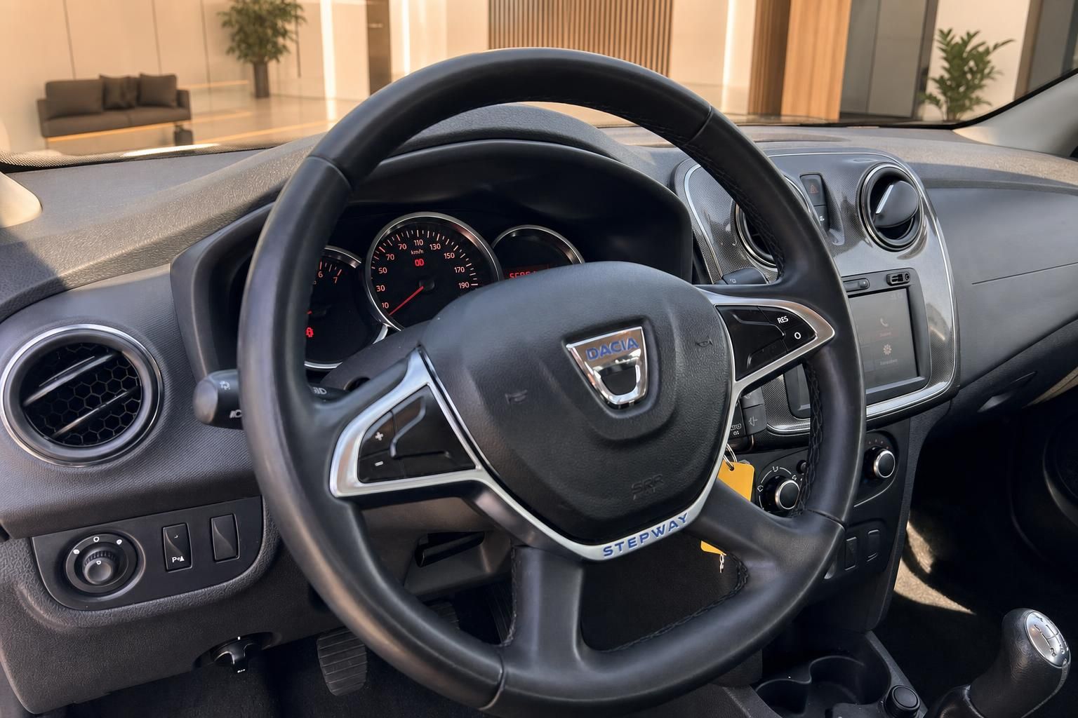 Dacia Stepway Lenkrad mit Tacho und Multimediadisplay im Detail