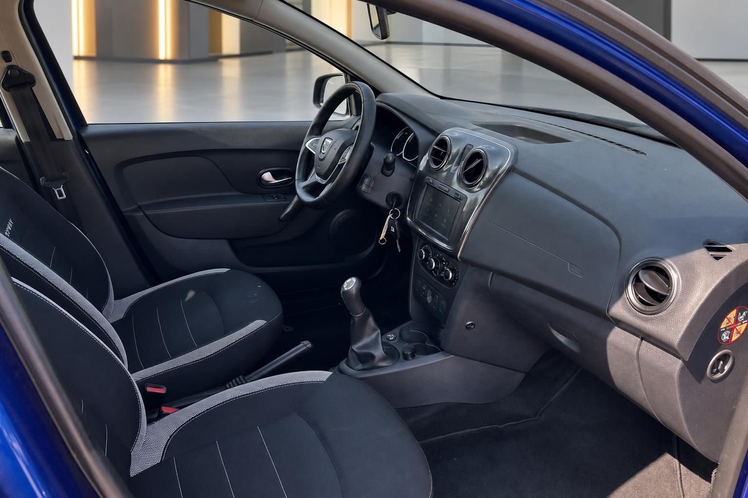 Dacia Sandero Innenraum mit Cockpit, Lenkrad und Vordersitzen