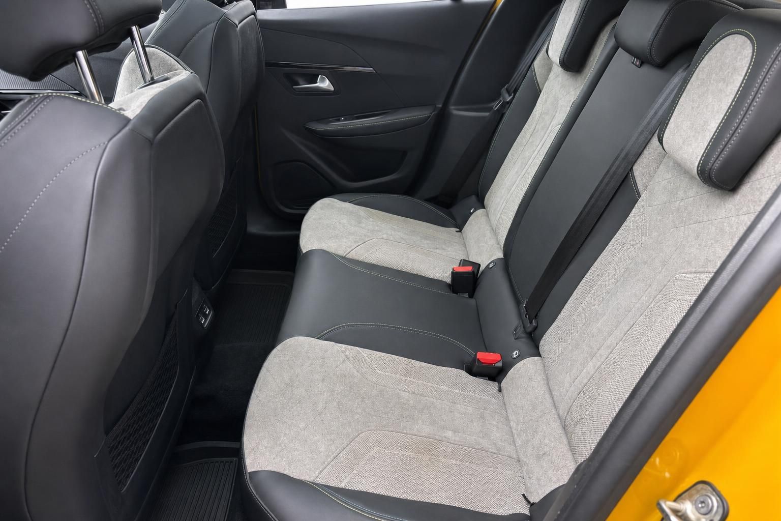Peugeot e-208 Innenraum, Rücksitze mit Stoff-Leder-Bezug