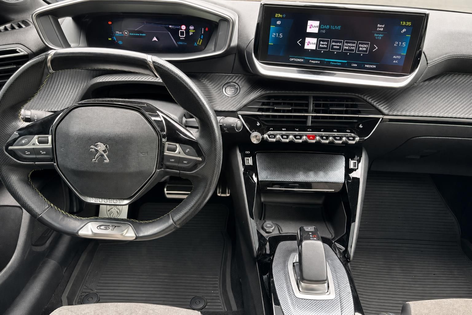 Peugeot GT Innenraum mit Lenkrad und Touchscreen Infotainment