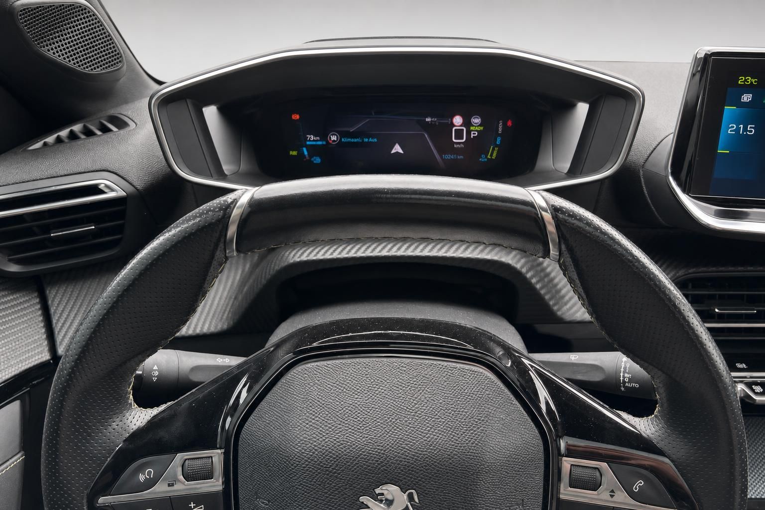 Peugeot Cockpit mit digitalem Tacho und Lenkrad im Detail