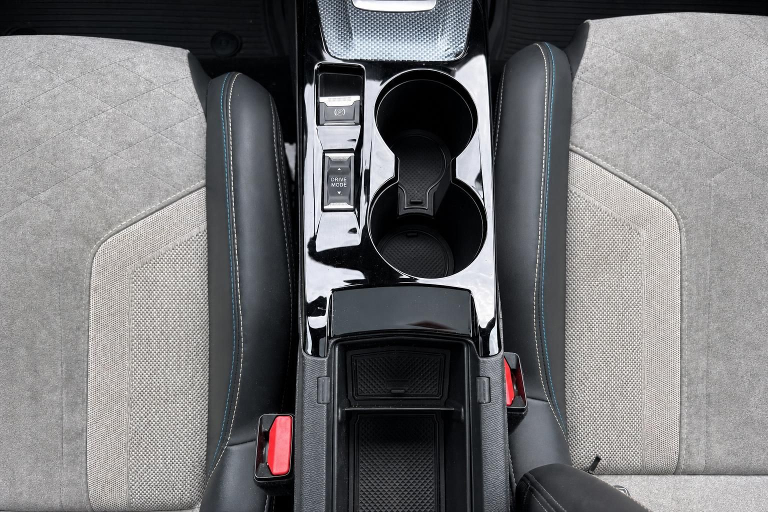 Mittelkonsole mit Becherhalter und Drive Mode Schalter im Detail