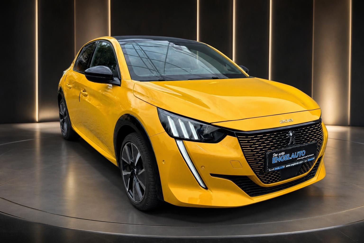 Peugeot 208 in Gelb, Frontansicht schraeg im Showroom