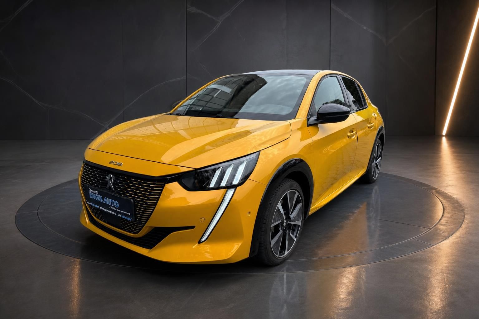 Peugeot 208 gelb, Frontansicht schraeg auf Praesentationsflaeche