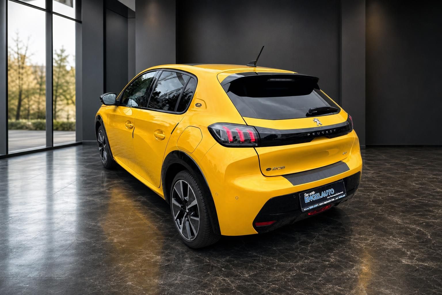 Peugeot 208 in Gelb, Heckansicht im Autohaus