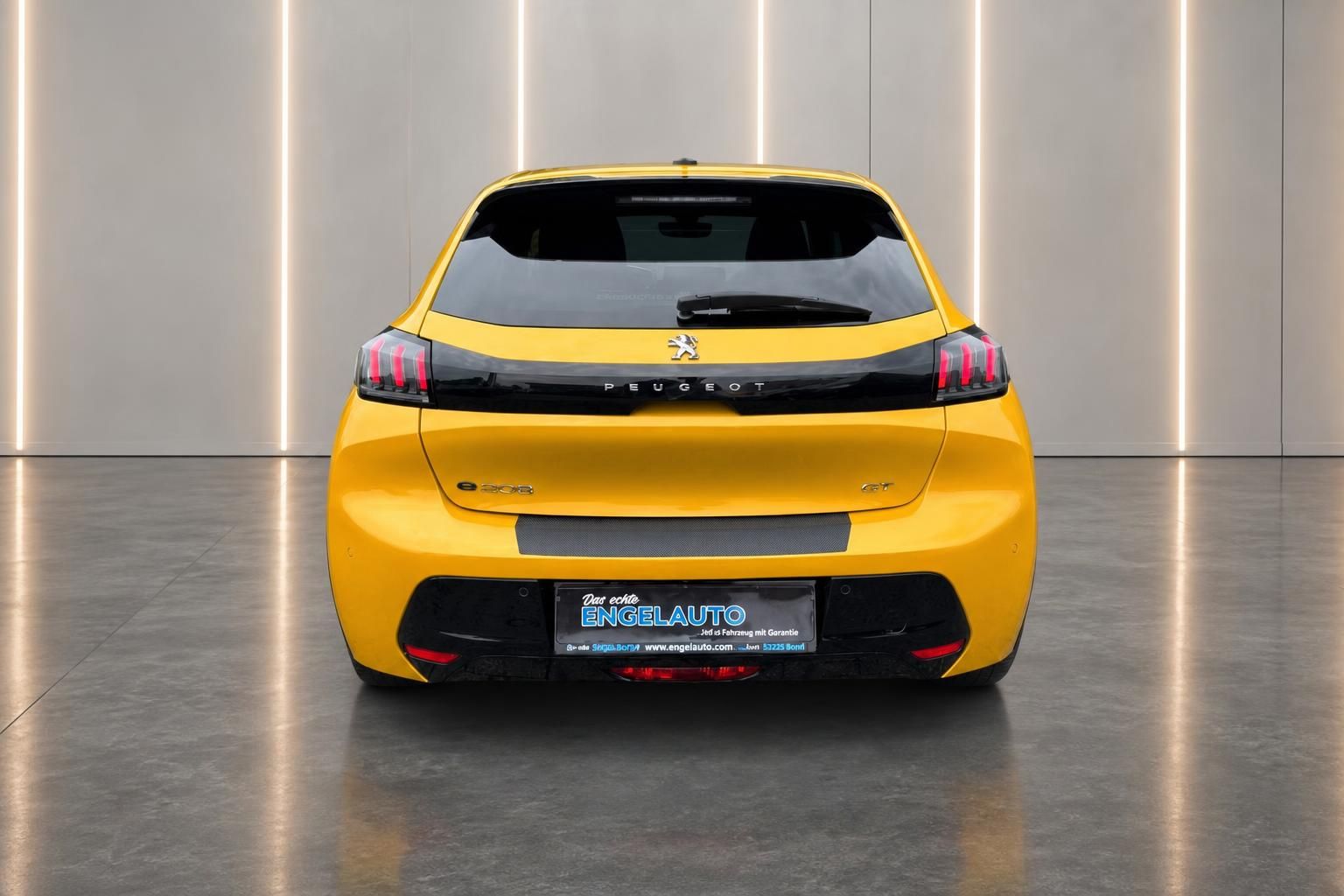 Peugeot e-208 GT in Gelb, Heckansicht mit LED-Rückleuchten