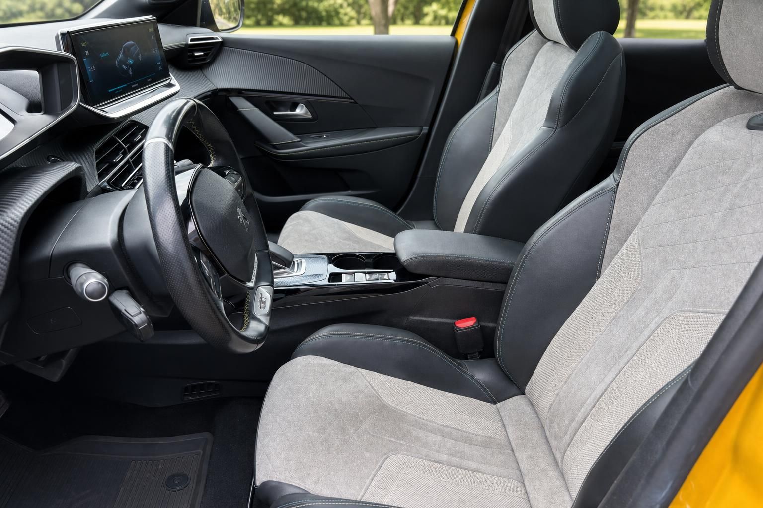 Peugeot e-208 Cockpit, Vordersitze und Lenkrad im Detail