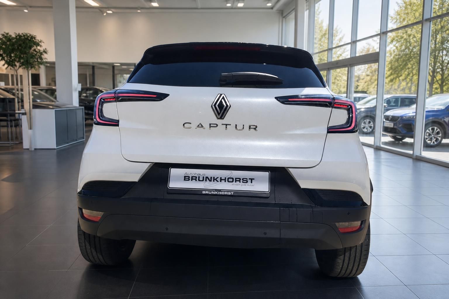 Renault Captur Heckansicht in weiß im Autohaus Brunkhörst Showroom