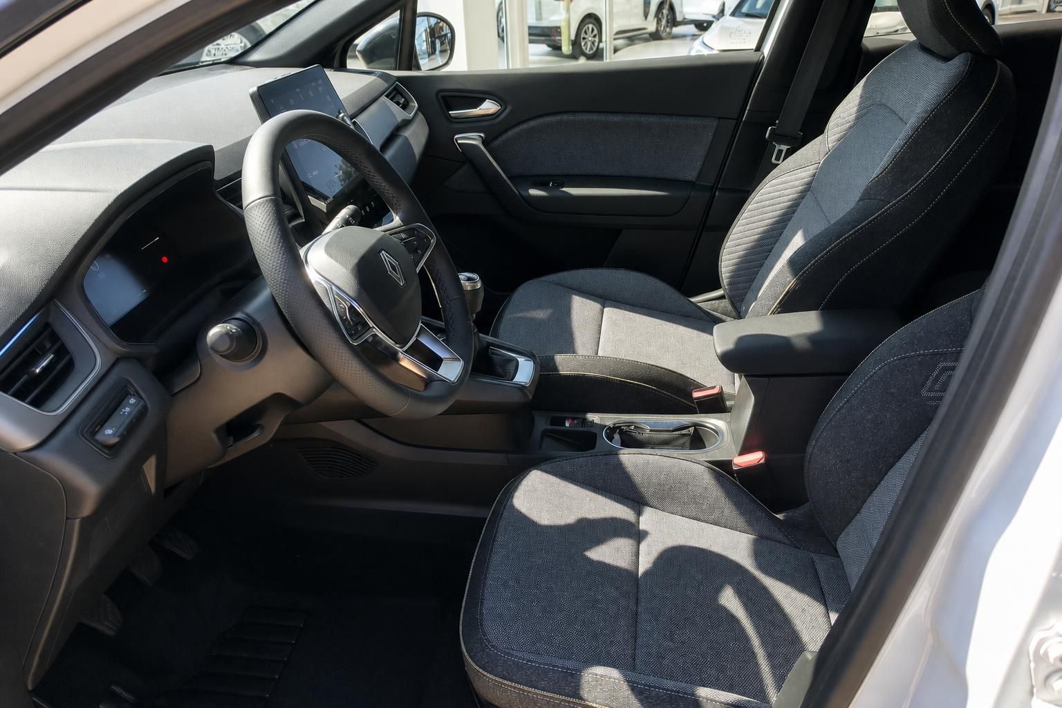 Innenraum eines modernen Fahrzeugs mit schwarzen Sitzen und Lenkrad im Autohaus