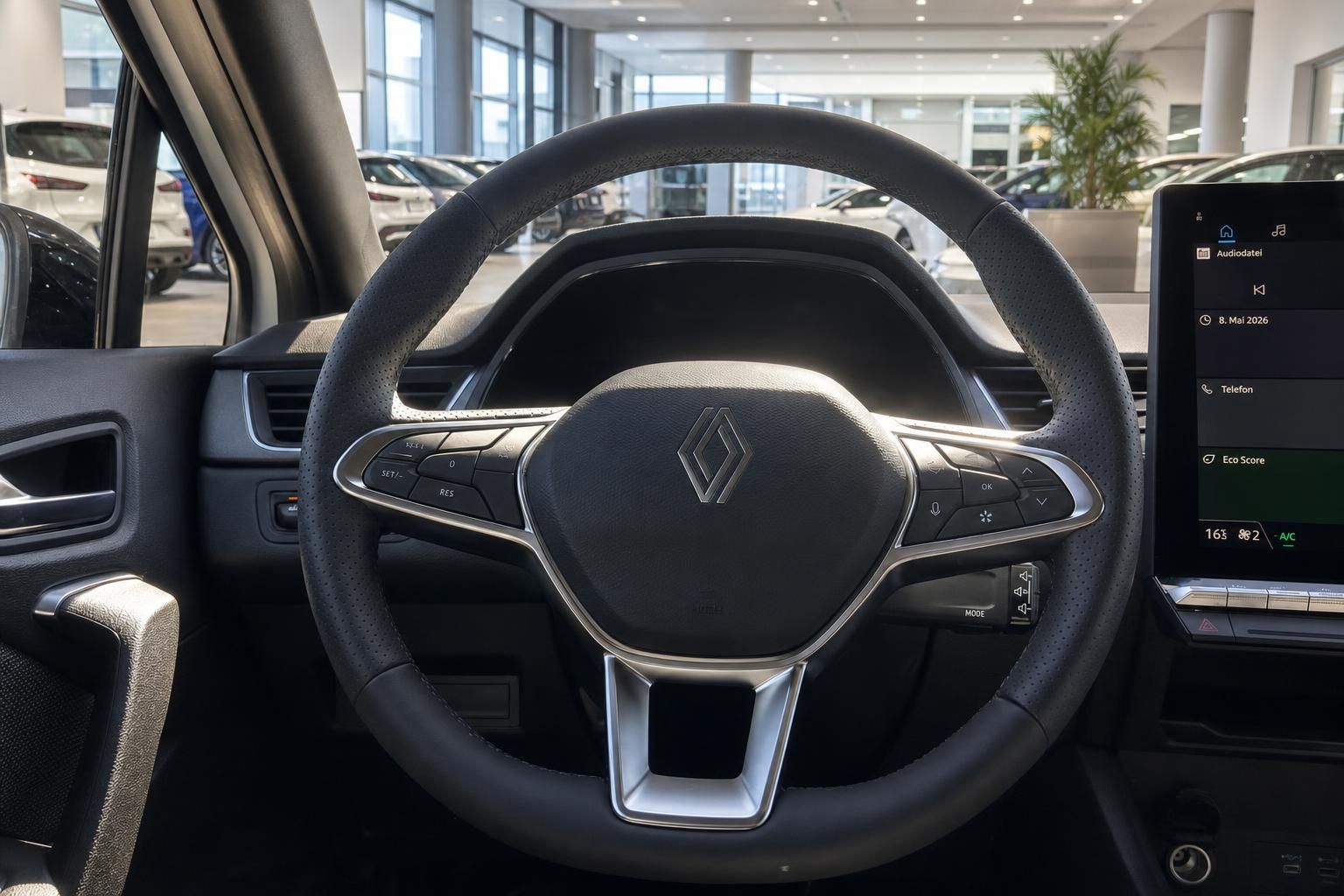 Renault Lenkrad mit Multifunktionstasten und Armaturenbrett im Fahrzeug-Innenraum