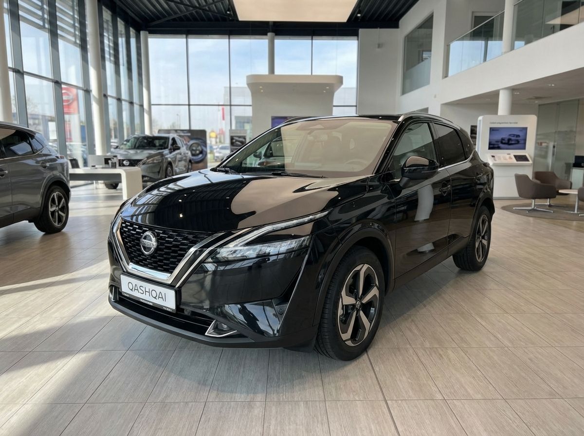 Schwarzer Nissan Qashqai Neuwagen im Autohaus Showroom Frontansicht