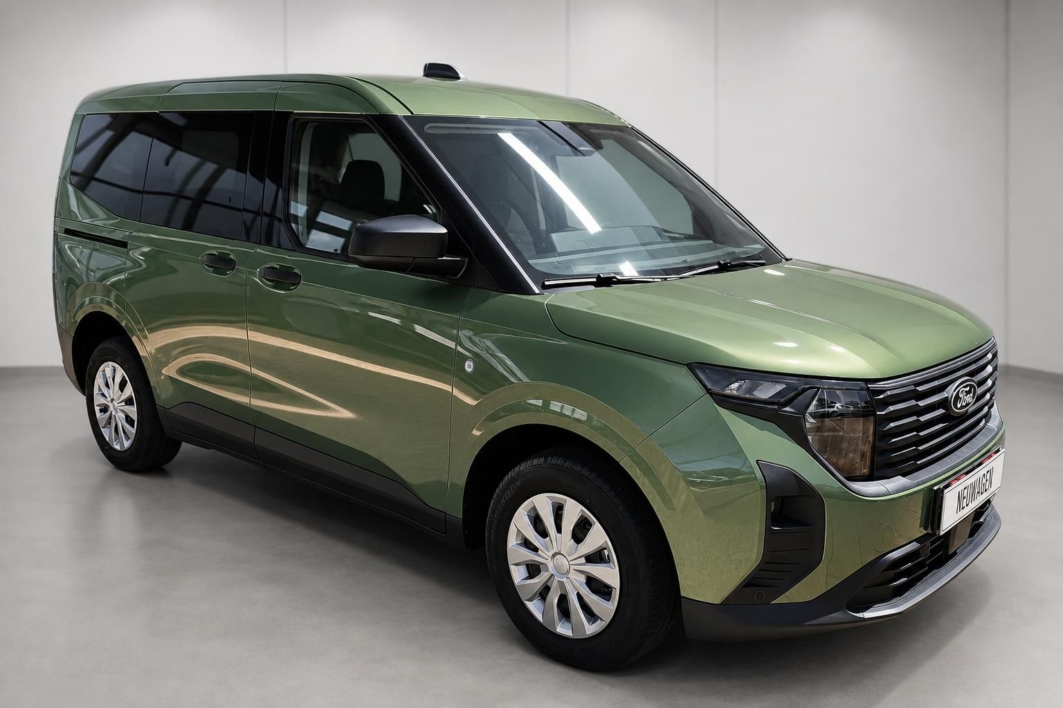 Ford Tourneo grün Frontansicht Neuwagen im Studio