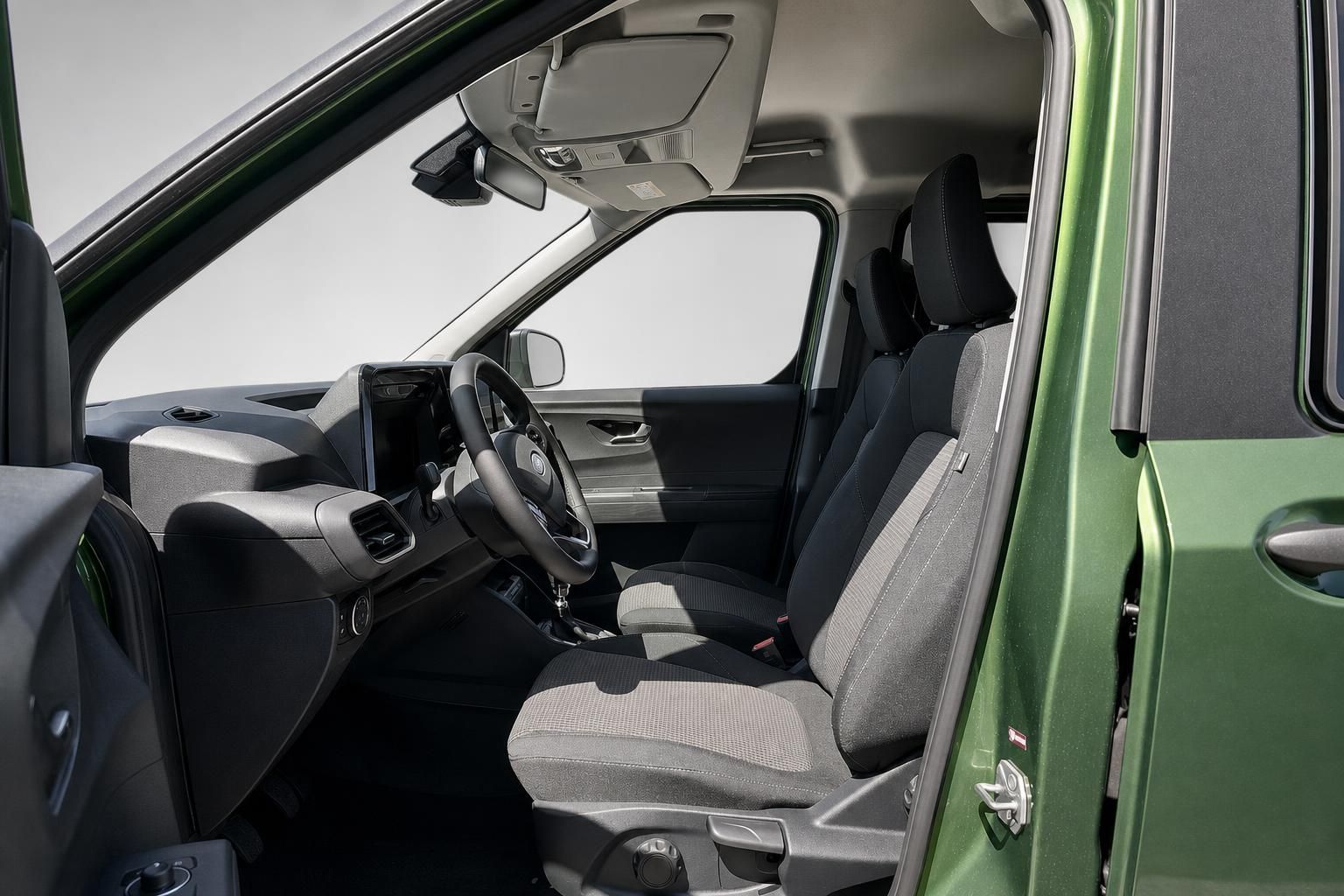 Ford Innenraum mit Vordersitzen und geoeffneter gruener Fahrertuer