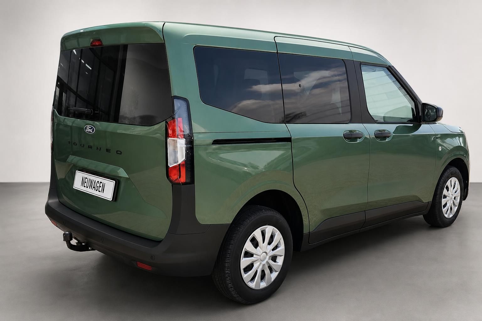 Ford Tourneo grün Heck-Seitenansicht Neuwagen Studiofoto