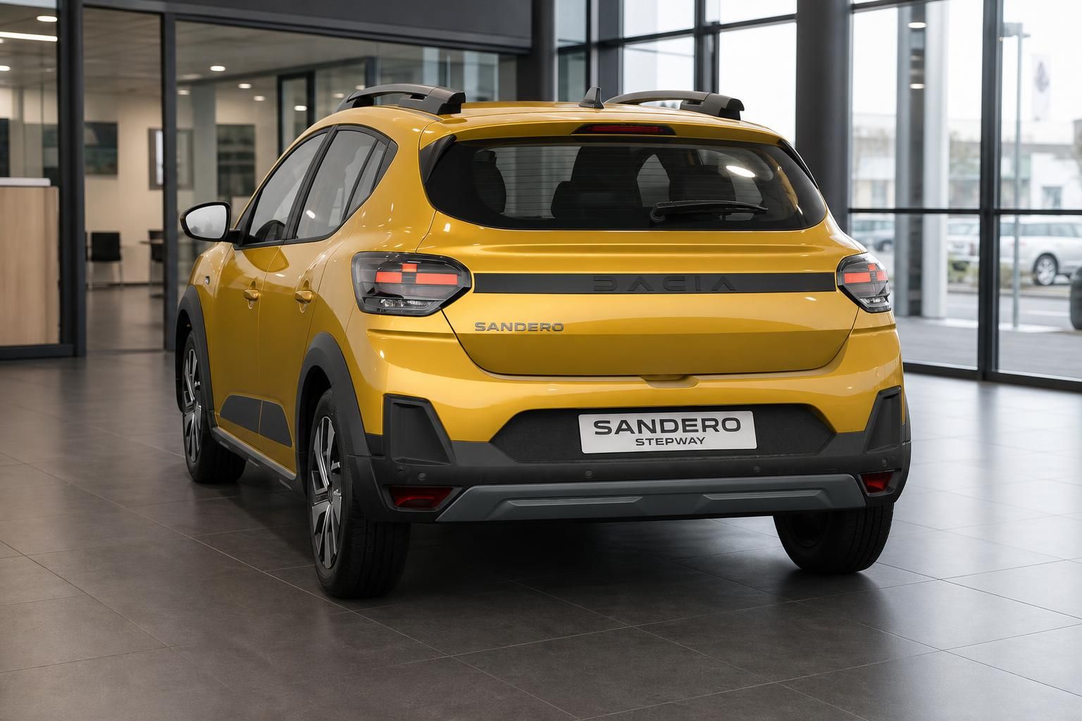 Dacia Sandero Stepway gelb Heckansicht im Autohaus