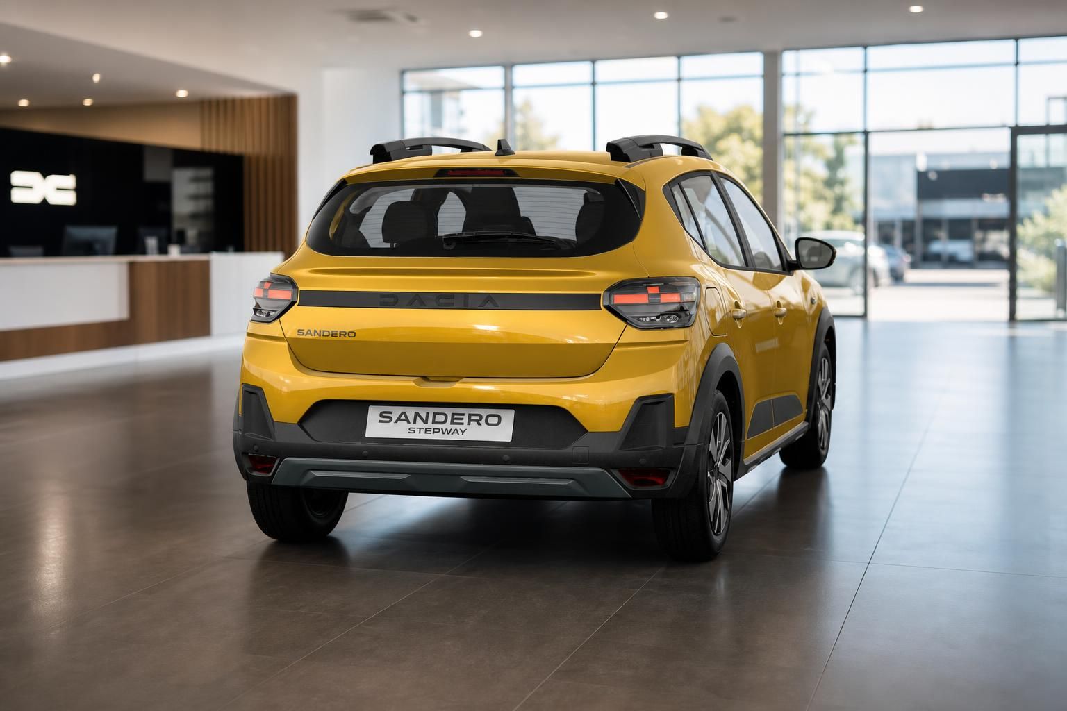 Dacia Sandero Stepway gelb Heckansicht im Autohaus Showroom