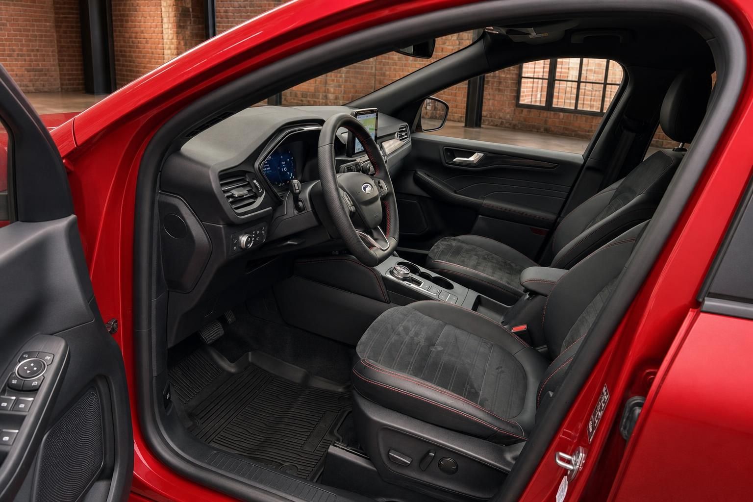 Ford Kuga Innenraum mit Cockpit und Sportsitzen in Schwarz