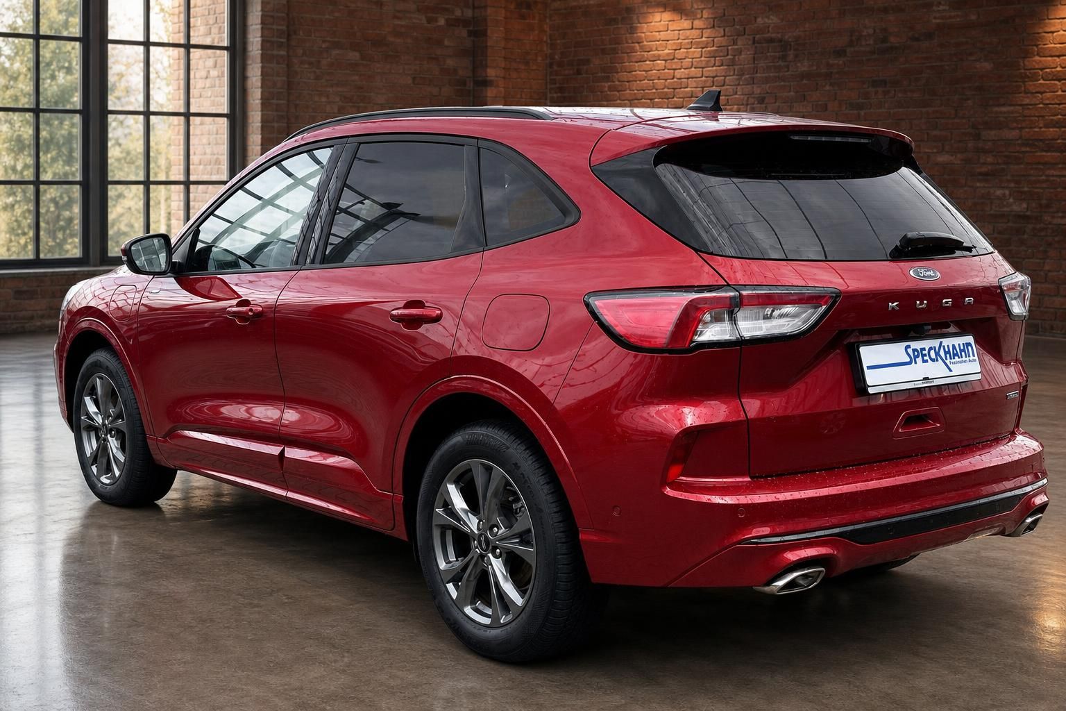 Ford Kuga rot Heckansicht seitlich vor Backsteinwand und Fenster