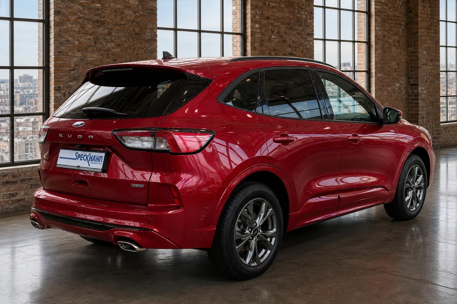 Ford Kuga Hybrid rot Heckansicht mit Skyline im Hintergrund