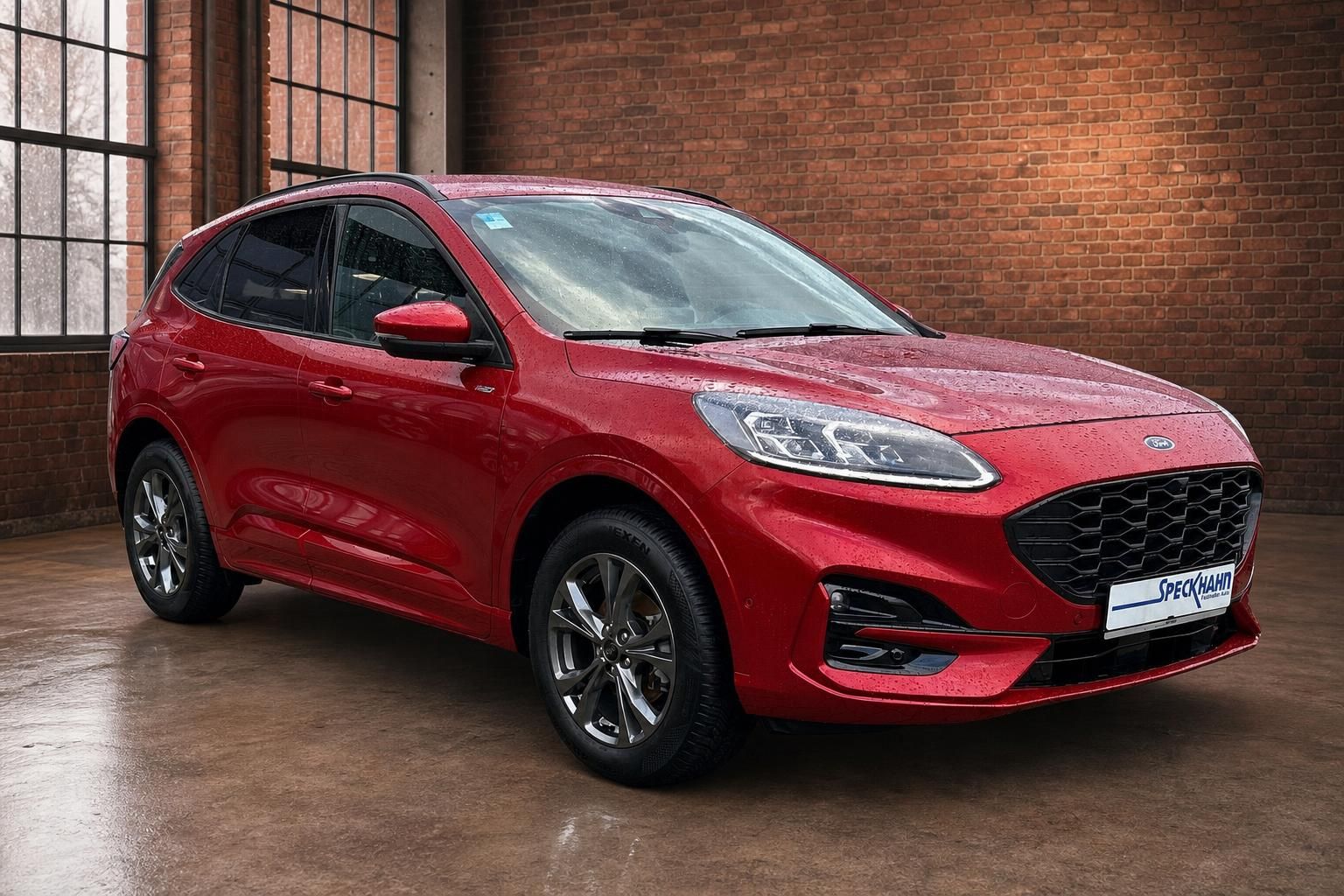 Ford Kuga rot Frontansicht seitlich in Fabrikhalle mit Fenster