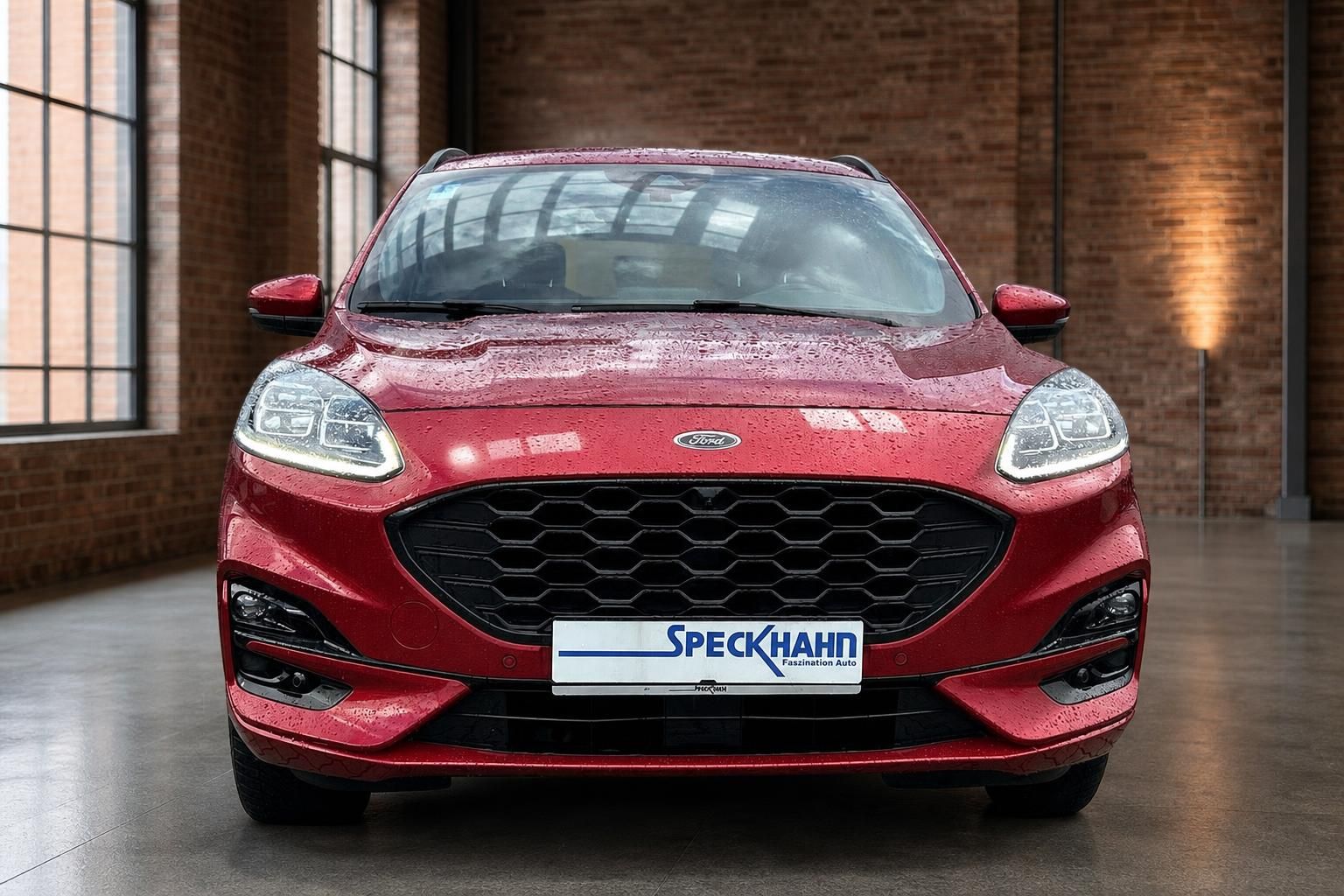 Ford Kuga rot Frontansicht mit LED-Scheinwerfern in Showroom