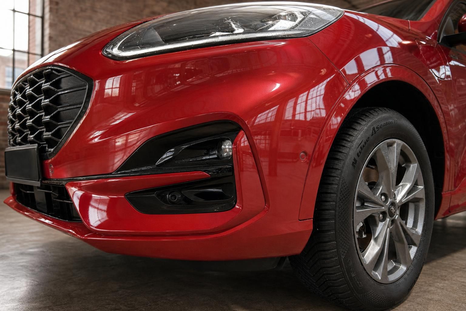 Ford Kuga rot Detailansicht Frontstoßstange und Felge