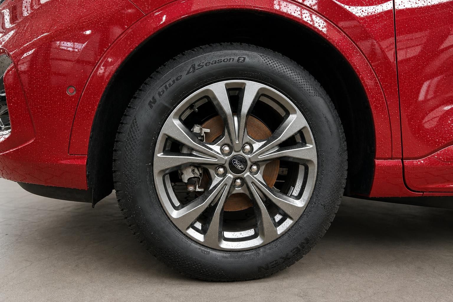 Ford Kuga rot Leichtmetallfelge und Bremsanlage im Detail