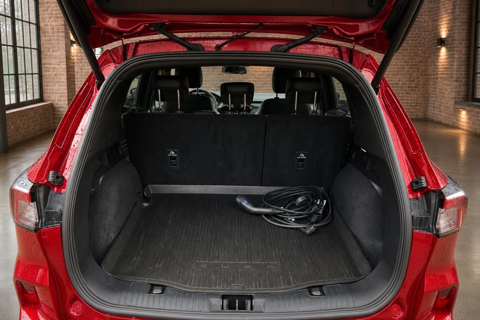 Ford Kuga Kofferraum mit Ladekabel und umklappbaren Sitzen
