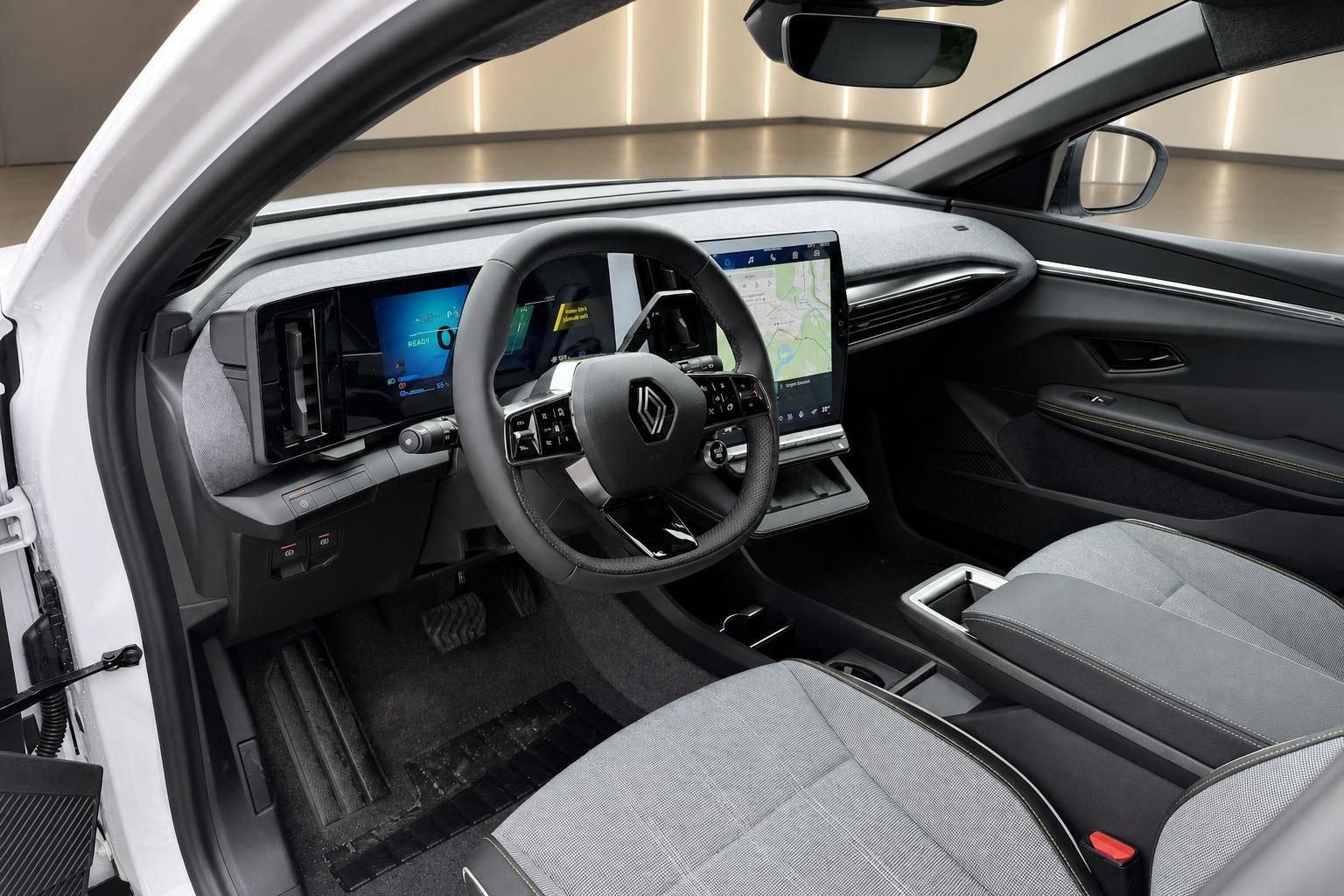 Renault Cockpit mit Lenkrad, Digitaltacho und Infotainment-Display