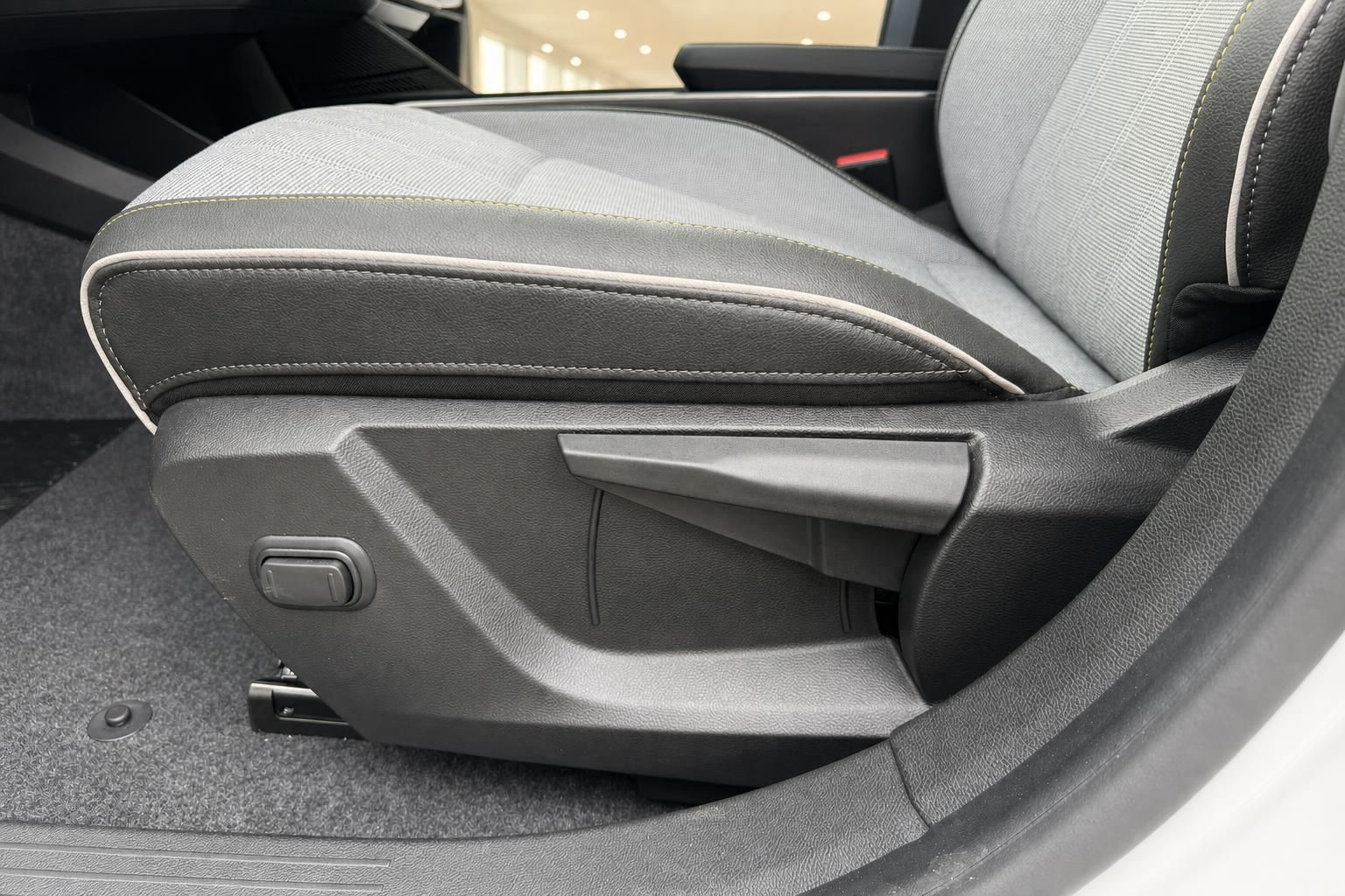 Renault Innenraum Detail Sitzverstellung und Stoffbezug in Grau