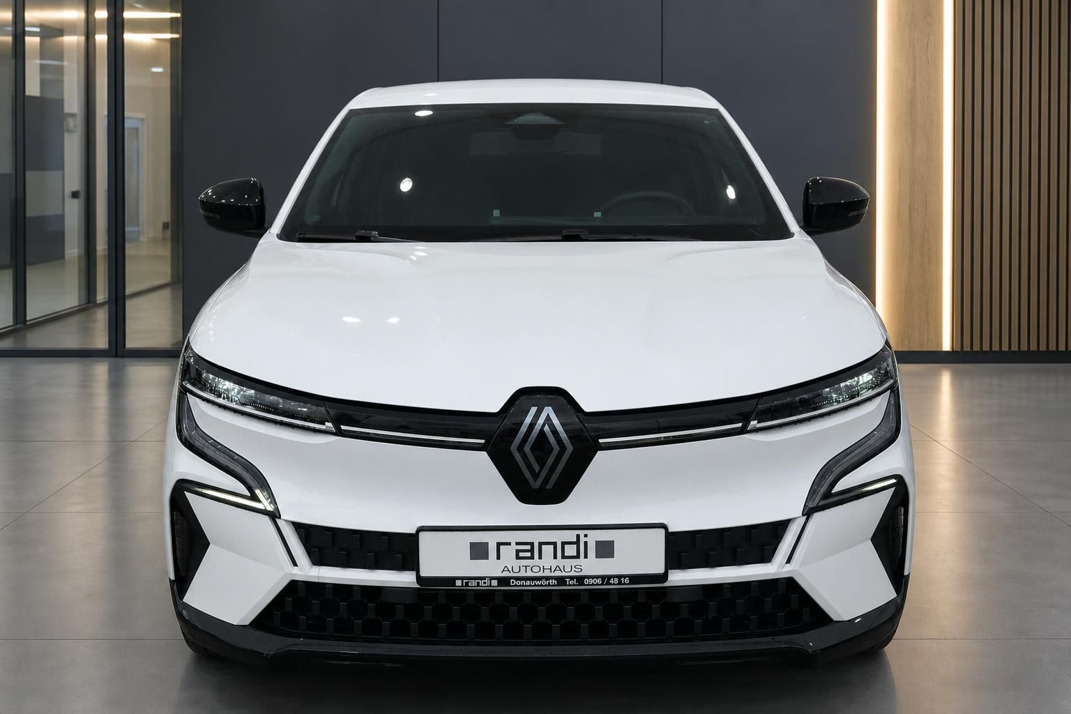 Renault Megane E-Tech weiß Frontansicht direkt Elektro-SUV