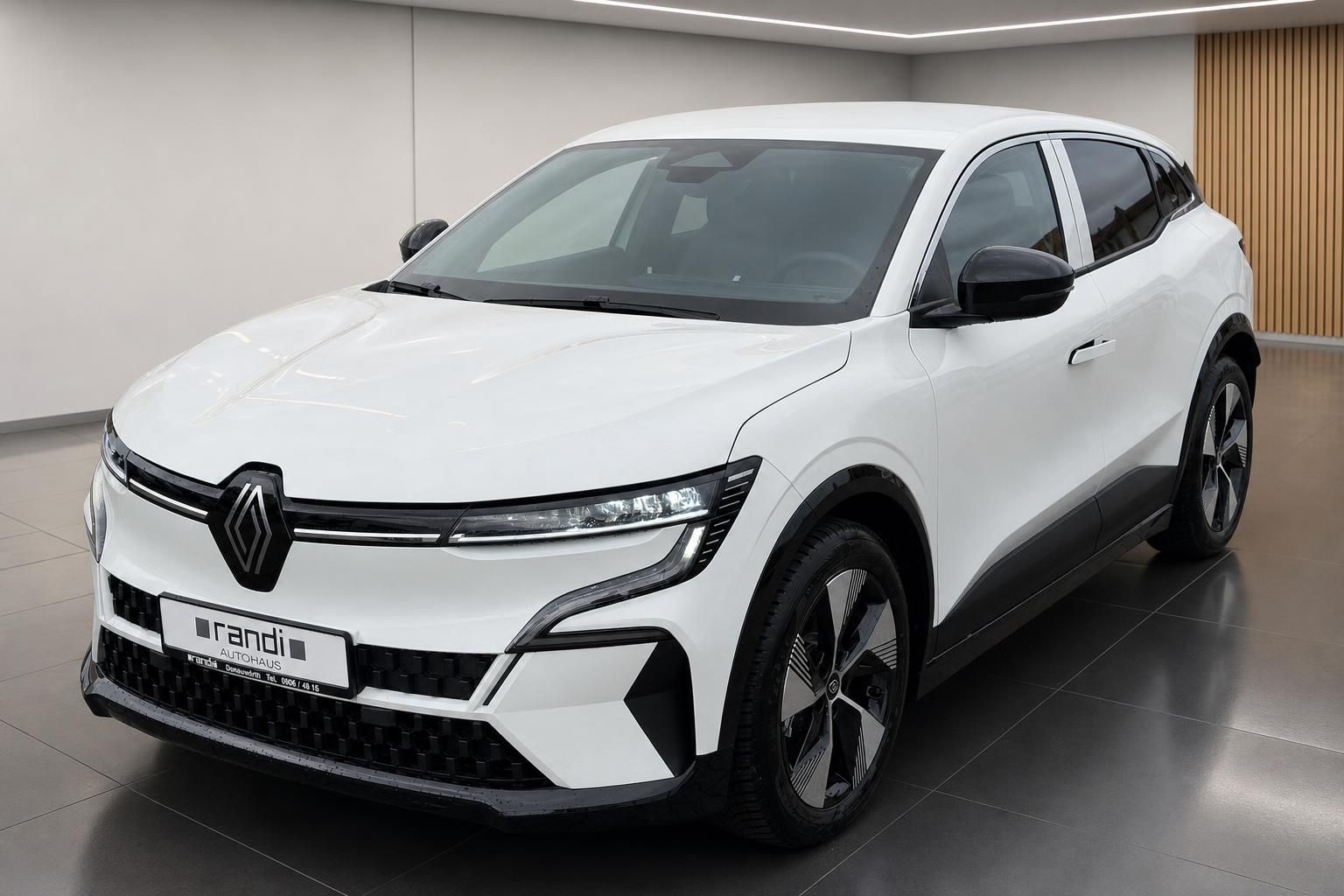 Renault Megane E-Tech weiß Frontansicht Elektro-SUV im Autohaus