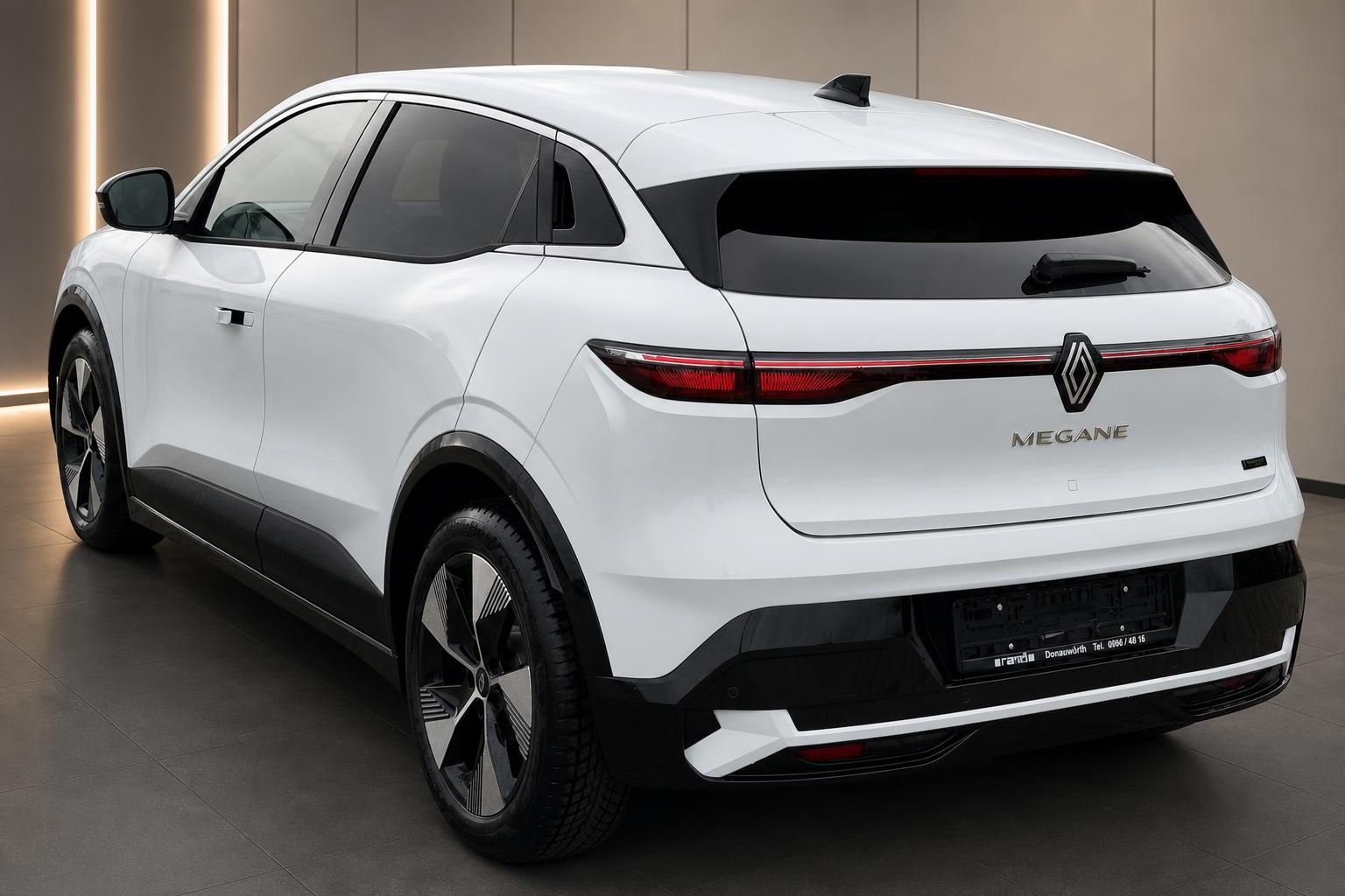 Renault Megane E-Tech weiß Heckansicht Elektro-SUV Studio