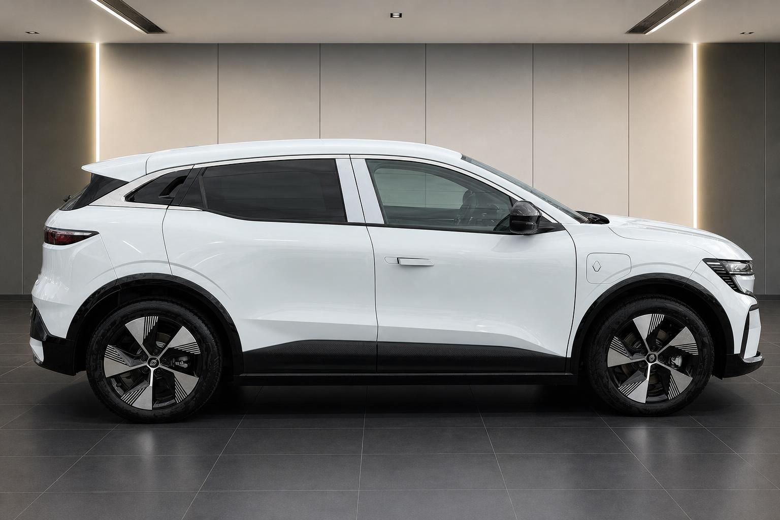 Renault Megane E-Tech weiß, Seitenansicht in Ausstellungsraum