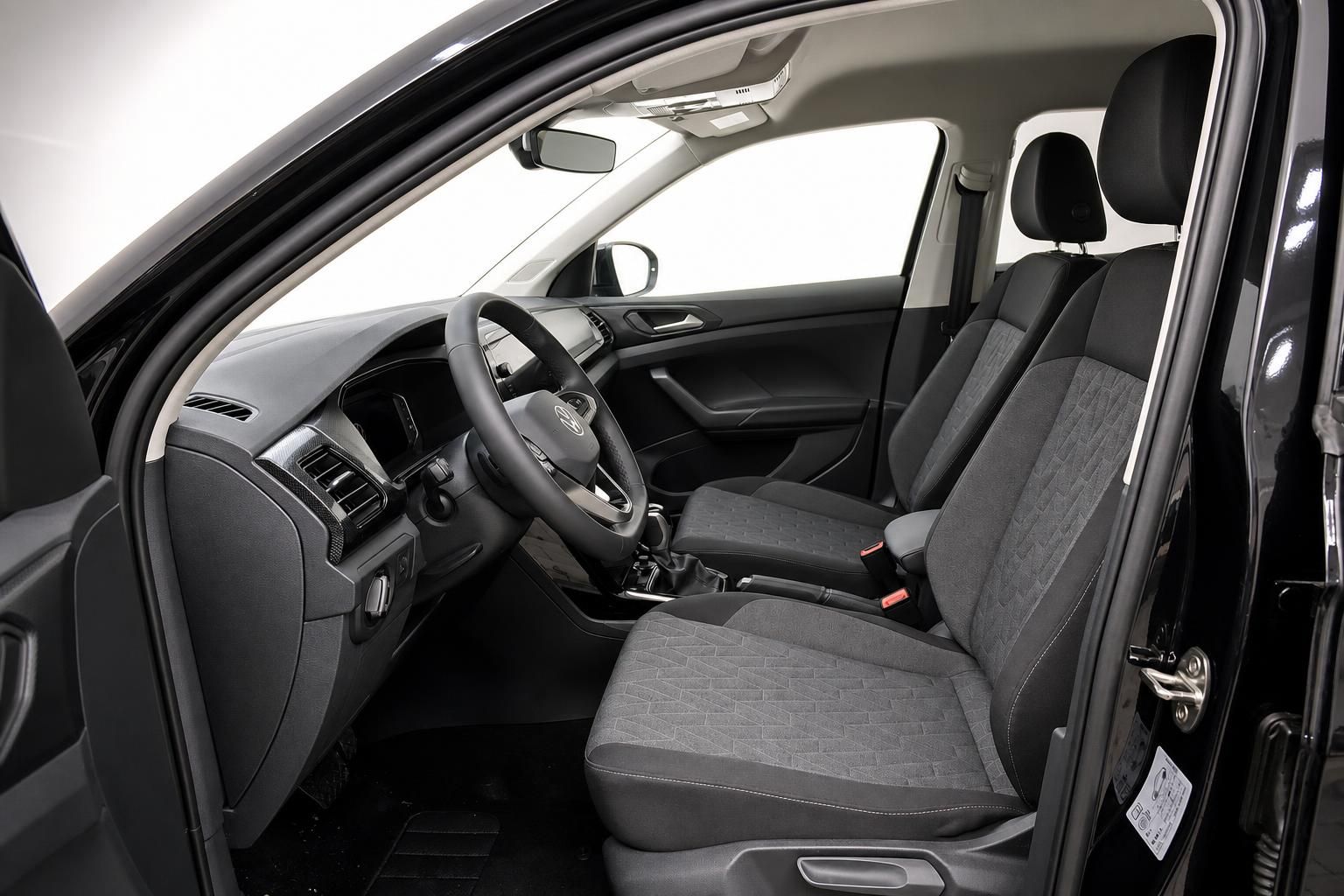 Innenraum VW T-Cross mit Blick auf Fahrersitz und Cockpit